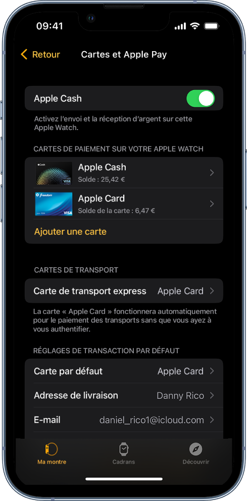 L’écran Cartes et Apple Pay de l’app Apple Watch sur l’iPhone. Il présente les cartes ajoutées à l’Apple Watch, la carte que vous avez choisie d’utiliser pour le transport express et les réglages par défaut des transactions.