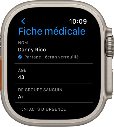 L’écran « Fiche médicale » de l’Apple Watch affichant le nom, l’âge et le groupe sanguin d’un utilisateur. Une coche est affichée sous le nom. Elle indique que la fiche médicale est partagée sur l’écran verrouillé. Un bouton OK se trouve en haut à gauche.