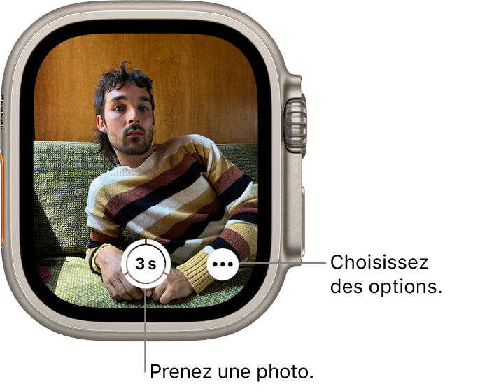 Lorsque la montre sert de télécommande pour l’appareil photo, le viseur de l’iPhone est affiché sur l’Apple Watch. Le bouton « Prendre une photo » se trouve en bas au centre, avec le bouton « Plus d’options » à sa droite. Si vous avez pris une photo, le bouton de viseur se trouve dans le coin inférieur gauche.