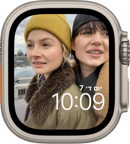 עיצוב השעון ״תמונות״ מראה תמונה מאלבום התמונות המסונכרן שלך. התאריך והשעה מוצגים סמוך לפינה הימנית התחתונה.