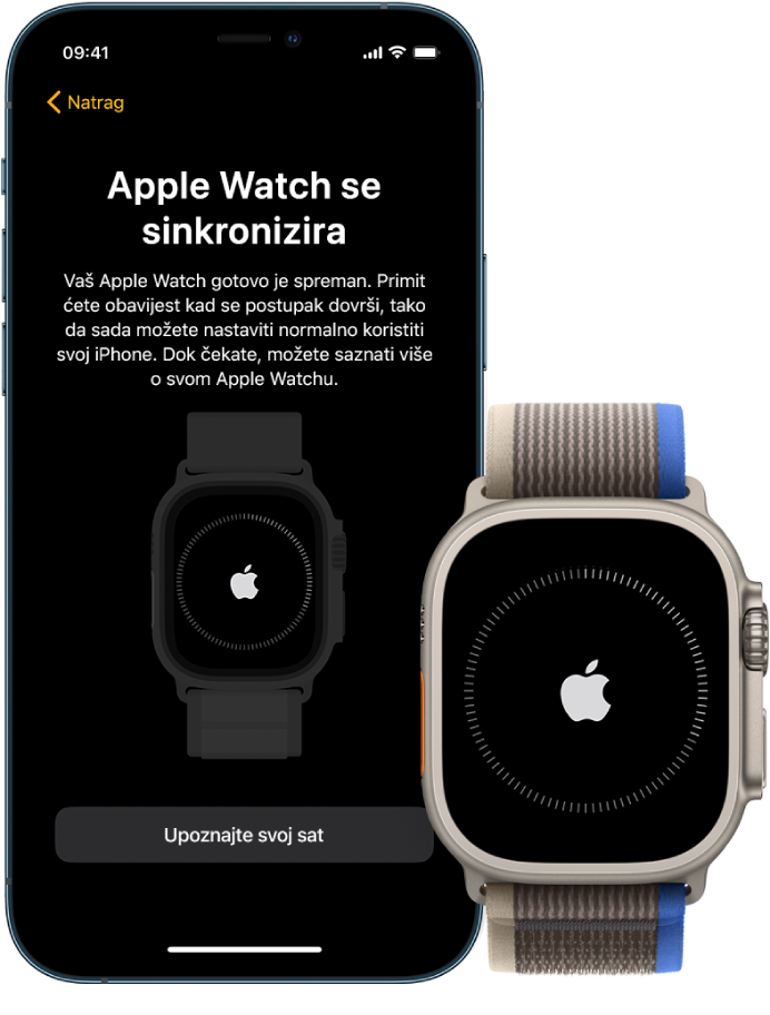 iPhone i Apple Watch Ultra, jedan do drugog. Zaslon iPhonea prikazuje “Apple Watch se sinkronizira”. Apple Watch Ultra s prikazom postupka sinkronizacije.