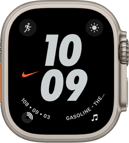 Brojčanik sata Nike s velikim brojevima prikazuje vrijeme po sredini. Dodatak Trening nalazi se u gornjem lijevom dijelu, dodatak Vremenski uvjeti je u gornjem desnom, dodatak Aktivnost u donjem lijevom, a dodatak Glazba u donjem desnom.