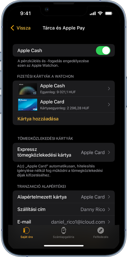 A Wallet és az Apple Pay képernyője az iPhone Apple Watch appjában. A képernyőn láthatók az Apple Watchhoz adott kártyák, az expressz tömegközlekedéshez kiválasztott kártya és a tranzakció alapértelmezett beállításai.
