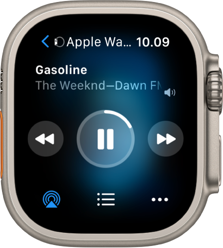 Layar Sedang Diputar menampilkan Apple Watch di kiri atas, dengan panah yang menunjuk ke kiri, yang membawa Anda ke layar perangkat. Judul lagu dan nama artis muncul di bawah. Kontrol pemutaran terdapat di tengah. Tombol AirPlay, daftar track, dan Lainnya terdapat di bagian bawah.