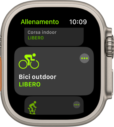 La schermata dell'app Allenamento con l'allenamento “Bici outdoor” evidenziato. In alto a destra del titolo dell'allenamento è presente un pulsante Altro. Sopra è presente una parte dell'allenamento “Corsa indoor”. Sotto è presente una parte dell'allenamento “Bici indoor”.