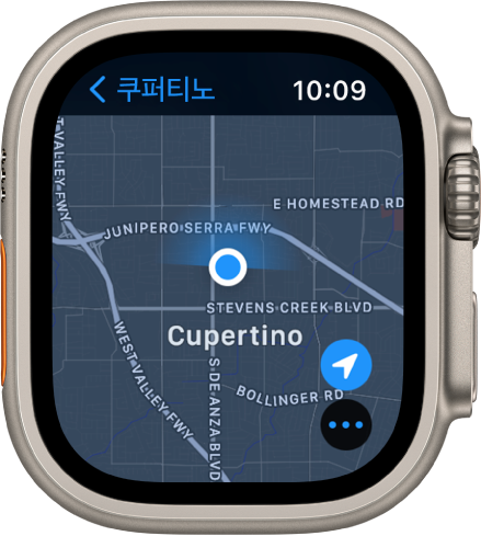 지도 앱은 지도를 표시함. 사용자의 위치는 지도에 파란색 점으로 표시됨.