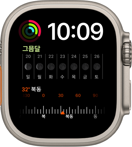 오른쪽 상단에 디지털 시계, 왼쪽 상단에 활동 컴플리케이션, 중앙에 문페이즈 컴플리케이션, 하단에 나침반 컴플리케이션이 표시된 모듈 듀오 시계 페이스.