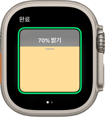 불을 밝히는 액세서리가 표시된 홈 앱. 밝기가 80%로 설정되어 있고, 완료 버튼이 왼쪽 상단에 있음.