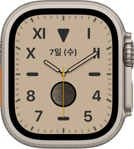 로마 숫자와 아라비아 숫자의 혼합을 보여주는 캘리포니아 시계 페이스 날짜와 문페이즈 컴플리케이션을 표시함.