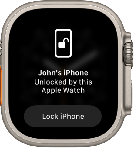 „Apple Watch“ ekranas, kuriame rodomas tekstas „John’s iPhone Unlocked by this Apple Watch“. Žemiau pateiktas „iPhone“ užrakinimo mygtukas.