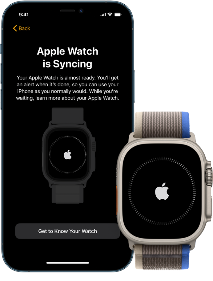 Vienas šalia kito padėti „iPhone“ ir „Apple Watch Ultra“. „iPhone“ ekrane rodoma „Apple Watch is Syncing“. „Apple Watch Ultra“ ekrane rodomas sinchronizavimo procesas.