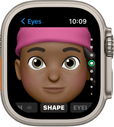 „Apple Watch“ programos „Memoji“ ekranas, kuriame rodomas nosies redagavimo ekranas. Rodomas veidas stambiu planu, nosis yra centre. Apačioje rodomas žodis „Shape“.