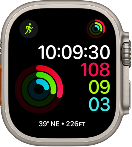 Laikrodžio ciferblatas „Activity Digital“, kuriame rodomi laikas ir „Move“, „Exercise“ bei „Stand“ tikslų siekimo rezultatai. Taip pat įtraukti trys valdikliai Viršuje kairėje pateiktas „Workout“ valdiklis, viršuje dešinėje pateiktas „Activity“ valdiklis, o apačioje – „Compass“ valdiklis.