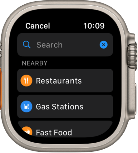 Lietotnes Maps ekrāns Search, kura augšpusē redzams lauks Search. Zem Nearby ir pogas restorāniem, degvielas uzpildes stacijām un ātrās ēdināšanas iestādēm.