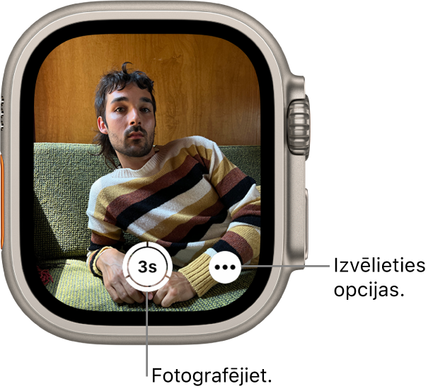 Kad Apple Watch pulkstenis tiek izmantots kā kameras tālvadības pults, tā ekrānā var skatīt iPhone kameras redzeslauku. Apakšdaļas centrā ir poga Take Picture, bet pa labi no tās — poga More Options. Pēc fotoattēla uzņemšanas apakšējā kreisajā stūrī ir poga Photo Viewer.