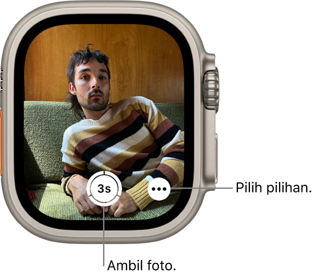 Semasa digunakan sebagai kawalan jauh kamera, skrin Apple Watch menunjukkan paparan kamera iPhone. Butang Ambil Gambar di tengah bawah manakala butang Pilihan Lanjut di kanannya. Jika anda sudah mengambil gambar, butang Pemapar Foto di bahagian kiri bawah.