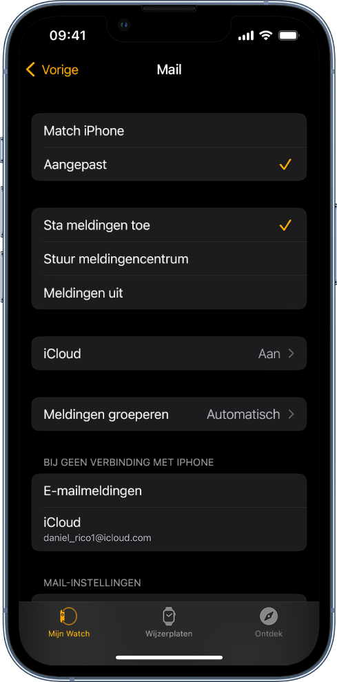 De Mail-instellingen in de Apple Watch-app, met instellingen voor meldingen en e‑mailaccounts.