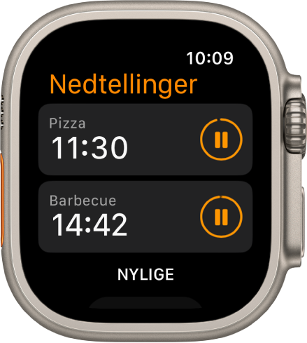 To nedtellinger i Nedtellinger-appen. Nedtellingen «Pizza» vises øverst. Under vises nedtellingen «Grilling». Nedtellingene viser tiden som gjenstår under navnet, og til høyre er det en pauseknapp. En Nylige-knapp vises nederst på skjermen.