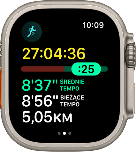 Aplikacja Trening na Apple Watch wyświetlająca analizę tempa podczas treningu biegu w plenerze. Na górze widoczny jest czas biegu. Poniżej znajduje się suwak, który pokazuje, jak bardzo przekraczasz swoje tempo lub go nie osiągasz. Jeszcze niżej widoczne jest Twoje średnie tempo, bieżące tempo oraz dystans.