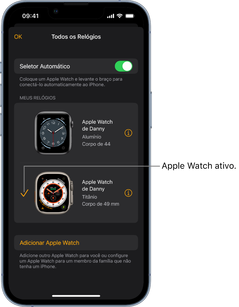 Na tela Todos os Relógios do app Apple Watch, uma marca de seleção mostra o Apple Watch ativo.