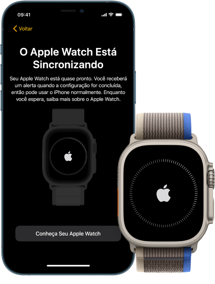 Um iPhone e um Apple Watch Ultra lado a lado. A tela do iPhone mostra “O Apple Watch Está Sincronizando”. Apple Watch Ultra mostrando o andamento da sincronização.