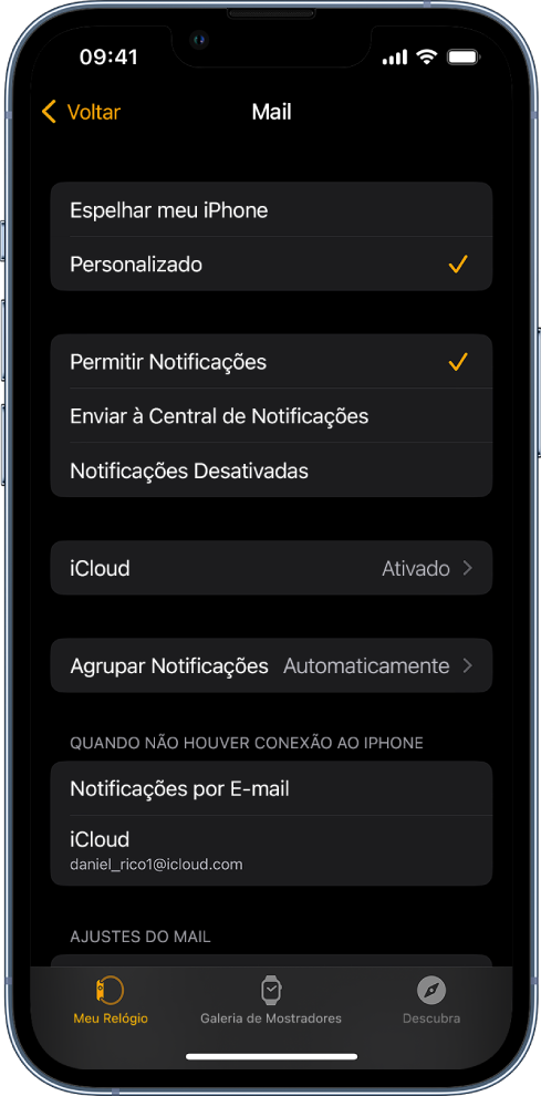 Ajustes do Mail no app Apple Watch mostrando os ajustes de notificações e contas de e‑mail.