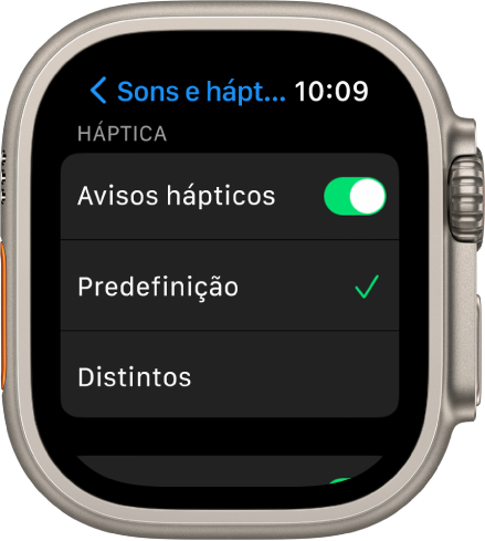 Definições de Sons e háptica no Apple Watch com o manípulo Avisos de háptica e as opções Predefinidos e Distintos por baixo.