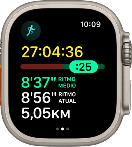 A aplicação Treino no Apple Watch com a análise de ritmo num treino de orrida ao ar livre. Na parte superior encontra-se a duração da corrida. Por baixo encontra-se um nivelador que indica o quanto está acima ou abaixo do seu ritmo. “Ritmo médio”, “Ritmo atual” e distância encontram-se abaixo.