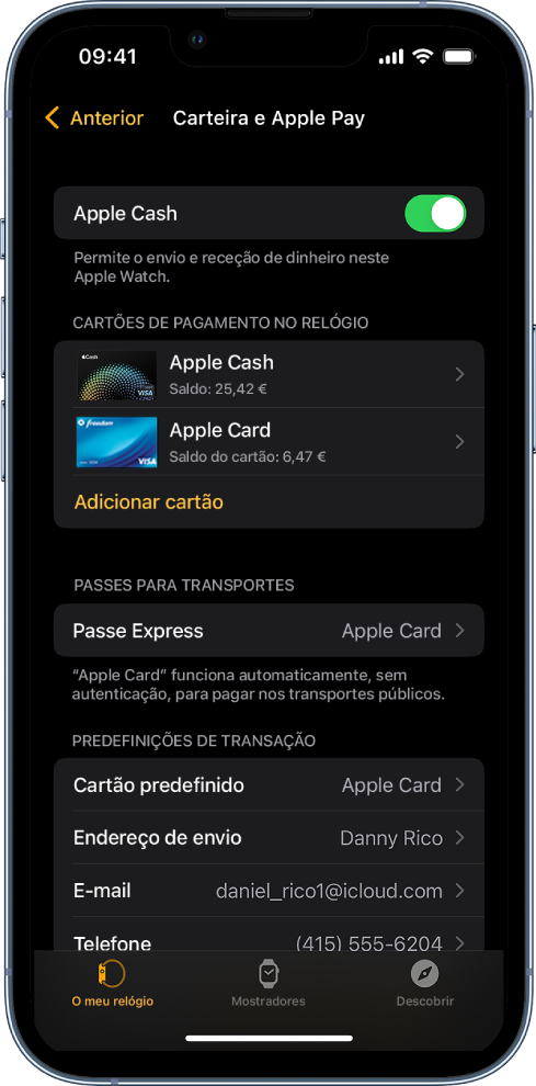 Ecrã de Wallet e Apple Pay na aplicação Apple Watch, no iPhone. O ecrã mostra cartões adicionados ao Apple Watch, o cartão que escolheu utilizar para passe Express e as predefinições de transação.
