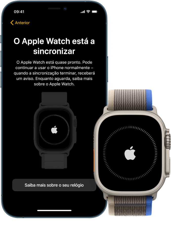Um iPhone e um Apple Watch Ultra, lado a lado. O ecrã do iPhone apresenta “O Apple Watch está a sincronizar”. O Apple Watch Ultra a mostrar o progresso de sincronização.