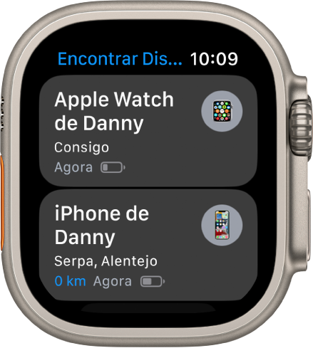 A aplicação Encontrar Dispositivos a mostrar dois dispositivos: um Apple Watch e um iPhone.