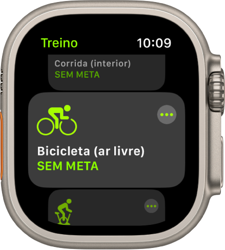 O ecrã Treino com o treino de bicicleta ao ar livre destacado. Um botão Mais no canto superior direito do mosaico de treino. Uma parte do treino “Corrida (interior)” está por cima. Uma parte do treino “Bicicleta estática” está por cima.