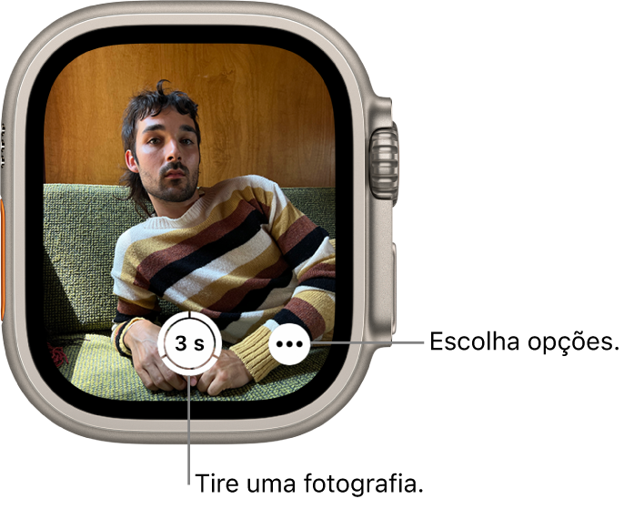Enquanto está a ser utilizado como comando à distância da câmara, o ecrã do Apple Watch mostra a vista da câmara do iPhone. O botão de tirar fotografia encontra-se em baixo ao centro com o botão “Mais opções” à direita. Caso tenha tirado uma fotografia, o botão do visualizador de fotografias encontra-se na parte inferior esquerda.