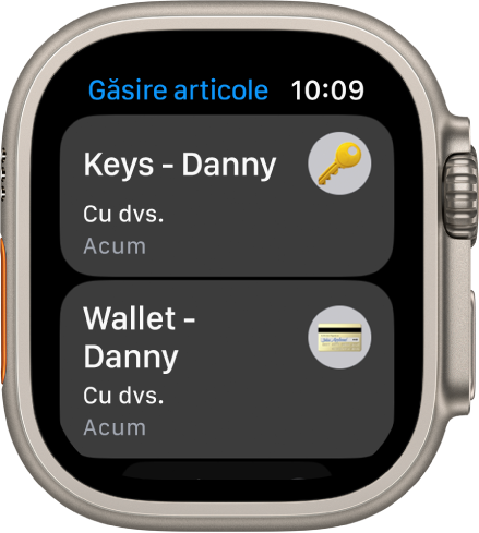 Aplicația Găsire articole afișează că AirTag‑urile atașate unui set de chei și unui portofel sunt la dvs.