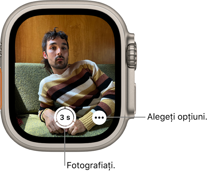 În timp ce este utilizat drept telecomandă pentru cameră, ecranul Apple Watch-ului afișează ce este în vizorul camerei iPhone-ului. Butonul Fotografiați este în centru jos, având în dreapta butonul Mai multe opțiuni. Dacă ați făcut o poză, butonul Vizualizor poză se află în partea stângă jos.