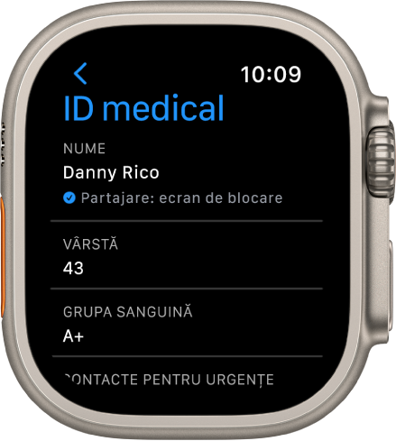 Ecranul ID Medical de pe Apple Watch afișând numele de utilizator, vârsta și grupa sanguină. Sub nume se află o bifă care arată că ID‑ul medical este partajat pe ecranul de blocare. Un buton OK este în colțul din stânga sus.