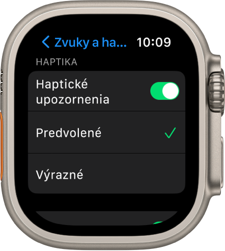 Nastavenia Zvuky a haptika na hodinkách Apple Watch s prepínačom Haptické upozornenia a možnosťami Predvolene a Výrazné pod nim.
