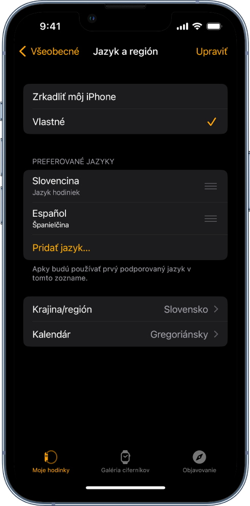 Obrazovka Jazyk a región v apke pre Apple Watch, na ktorej je v časti Preferované jazyky vybratá angličtina a španielčina.