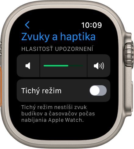Nastavenia Zvuky a haptika na hodinkách Apple Watch s posuvníkom Hlasitosť upozornení v hornej časti a prepínačom Tichý režim nižšie.