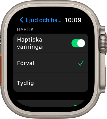 Inställningarna Ljud och haptik på Apple Watch med reglaget Haptiska varningar och alternativen Förval och Tydlig nedanför.