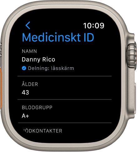 Skärmen för medicinskt ID på Apple Watch som visar användarens namn, ålder och blodgrupp. En bockmarkering finns nedanför namnet, vilket visar att det medicinska ID:t delas på låsskärmen. Knappen Klar finns överst till vänster.