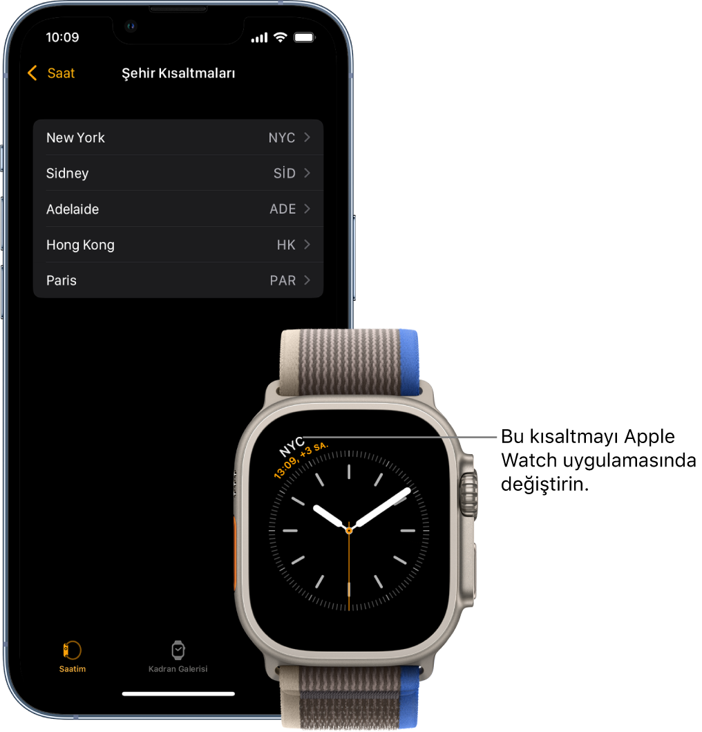 Yan yana bir iPhone ve Apple Watch. Apple Watch ekranı, NYC kısaltmasını kullanan New York City saatini gösteriyor. iPhone ekranı, Apple Watch uygulamasının Saat ayarlarında bulunan Şehir Kısaltmaları ayarlarında şehir listesini gösteriyor.