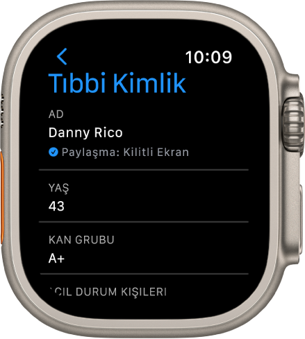 Apple Watch’taki Tıbbi Kimlik ekranı kullanıcının adını, yaşını ve kan grubunu gösteriyor. Adın altında bir onay işareti var, Tıbbi Kimlik’in kilitli ekranda paylaşıldığını gösteriyor. Bitti düğmesi sol üstte.
