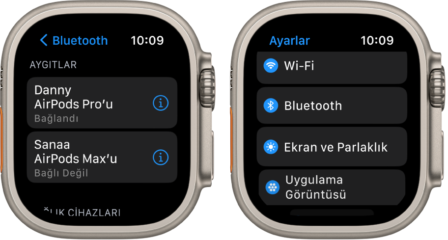 Yan yana iki ekran. Sol tarafta, kullanılabilir iki Bluetooth aygıtını listeleyen bir ekran bulunur: bağlı AirPods Pro ve bağlı olmayan AirPods Max. Sağ taraftaki Ayarlar ekranında Wi-Fi, Bluetooth, Ekran ve Parlaklık ve Uygulama Görüntüsü düğmeleri liste hâlinde gösteriliyor.