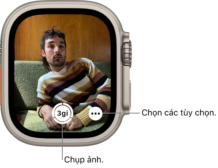 Trong khi đang được sử dụng làm điều khiển từ xa camera, màn hình Apple Watch hiển thị những gì có trong màn hình xem của iPhone. Nút Chụp ảnh nằm ở giữa phía dưới cùng với nút Tùy chọn khác ở bên phải. Nếu bạn đã chụp ảnh, nút Trình xem ảnh nằm ở dưới cùng bên trái.
