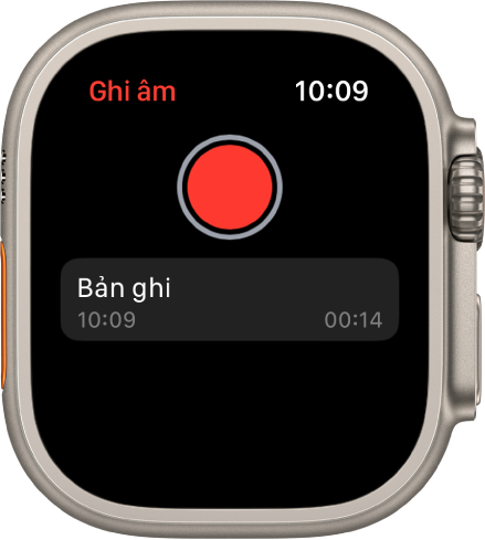 Apple Watch đang hiển thị màn hình Ghi âm. Một nút Ghi âm màu đỏ xuất hiện ở gần trên cùng. Một bản ghi âm xuất hiện ở bên dưới. Bản ghi âm hiển thị thời gian được ghi và thời lượng.