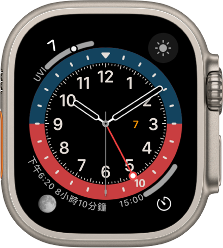 你可以在 GMT 錶面上調整錶面顏色。共顯示四個複雜功能：「紫外線指數」位於左上方、「天氣概況」位於右上方、「月相」位於左下方，以及「計時器」位於右下方。