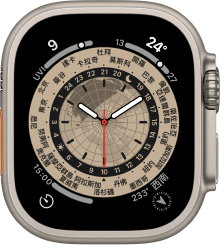 「世界時間」錶面顯示指針時鐘。中間是地球的地圖，顯示日間和晚上。錶盤周圍顯示數字和城市名稱，以表示每個位置的時間。每個角落都有複雜功能：「紫外線指數」位於左上方、「天氣溫度」位於右上方、「計時器」位於左下方，以及「健身記錄」位於右下方。