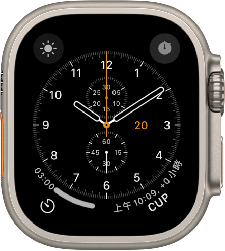 你可以在「計時碼錶」錶面上調整錶面顏色和錶盤刻度。顯示四個複雜功能：「天氣狀況」位於左上角、「碼錶」位於右上角、「計時器」位於左下角，以及「世界時區」位於右下角。