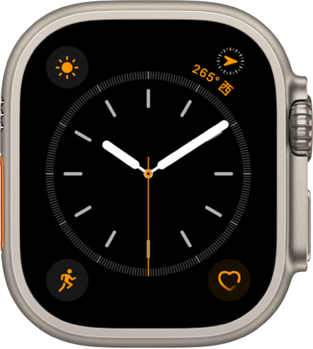 「簡約」錶面，你可以調整秒針的顏色並調整錶盤的數字和刻度。會顯示四種複雜功能：「天氣狀況」位於左上角、「指南針航向」位於右上角、「體能訓練」位於左下角，以及「心率」位於右下角。